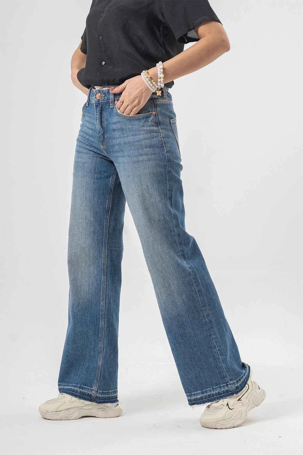 Light Wash Wide Leg Blue Jeans Effortless Denim Flare Style
