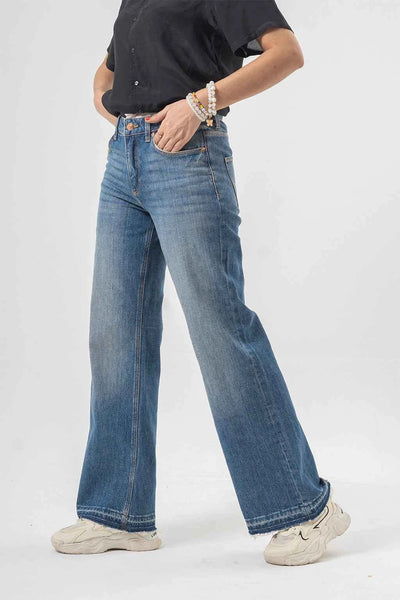 Light Wash Wide Leg Blue Jeans Effortless Denim Flare Style
