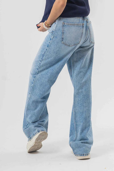 Modern Wide-Leg Baggy Denim Pants in Light Wash
