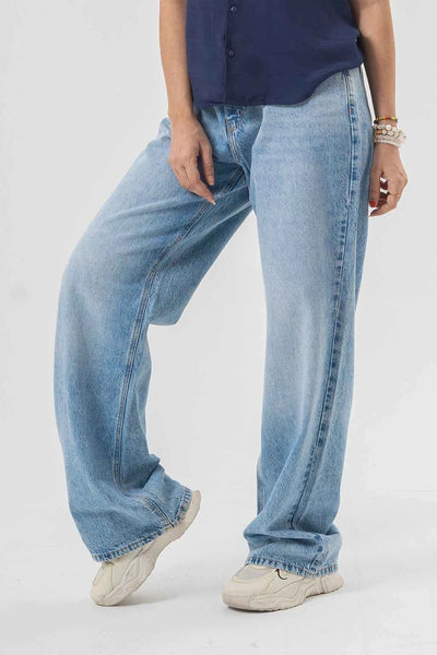 Modern Wide-Leg Baggy Denim Pants in Light Wash