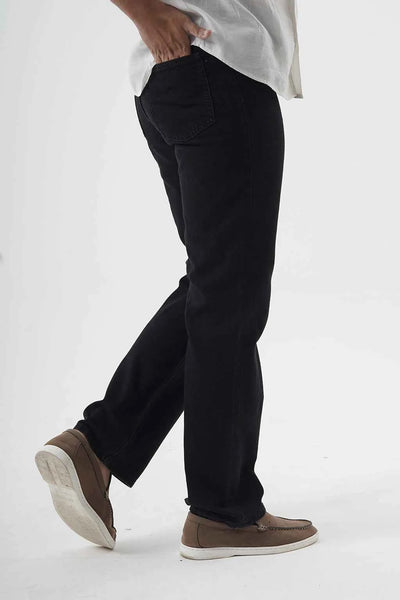 Sleek Black Slim-Fit Pants with Modern Casual Elegance