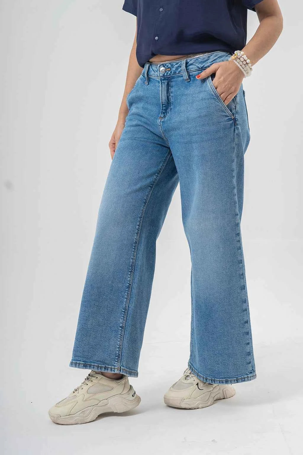 Trendy Wide-Leg Blue Jeans with a Bold Casual Vibe