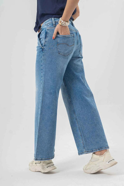 Trendy Wide-Leg Blue Jeans with a Bold Casual Vibe